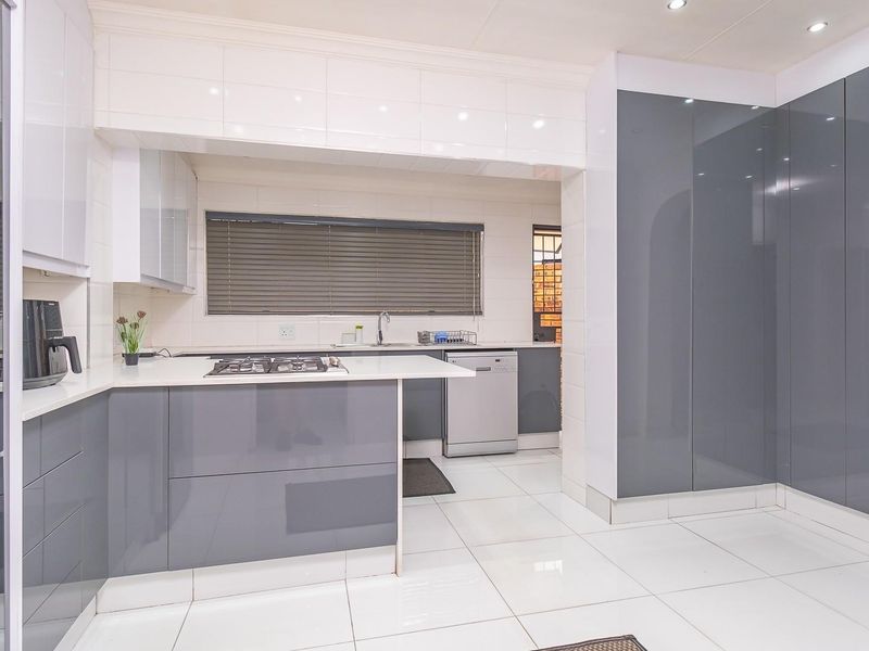 Newly Refurbished Family Home with Modern Finishes - Move-In Ready Luxury - Photo 5