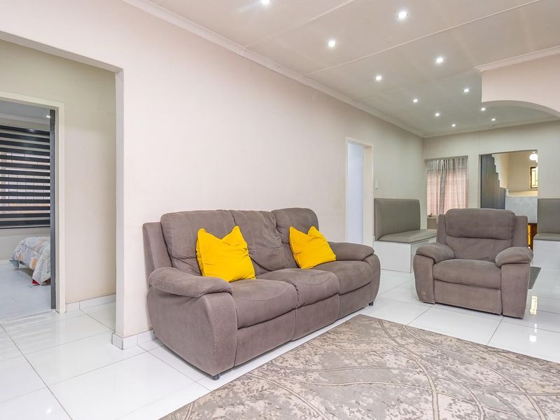 Newly Refurbished Family Home with Modern Finishes - Move-In Ready Luxury - Photo 10