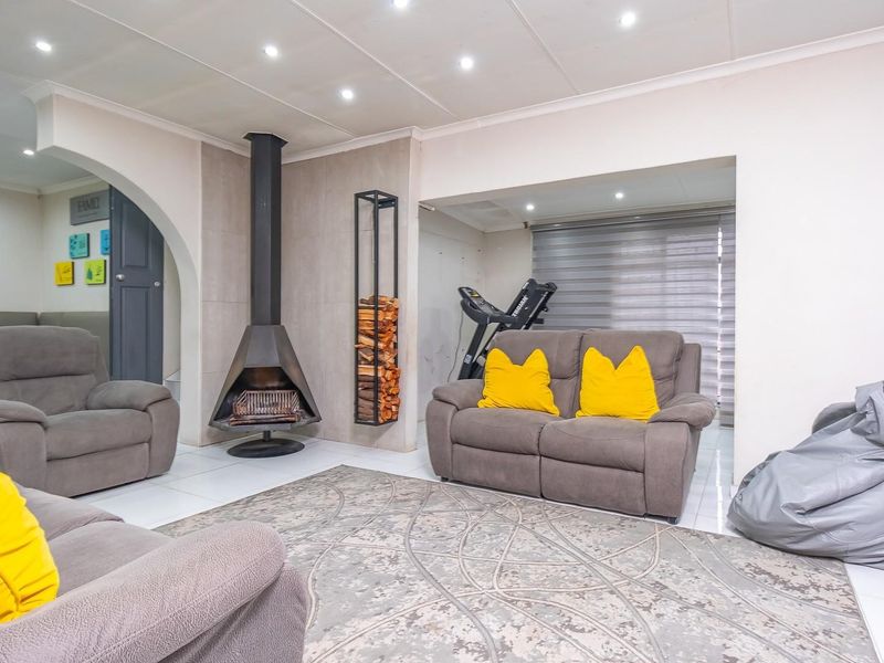 Newly Refurbished Family Home with Modern Finishes - Move-In Ready Luxury - Photo 9