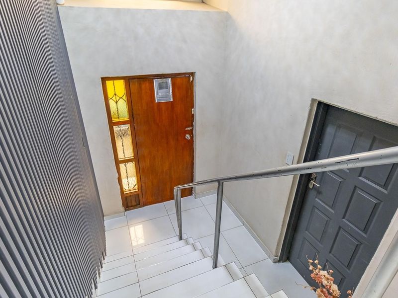 Newly Refurbished Family Home with Modern Finishes - Move-In Ready Luxury - Photo 6