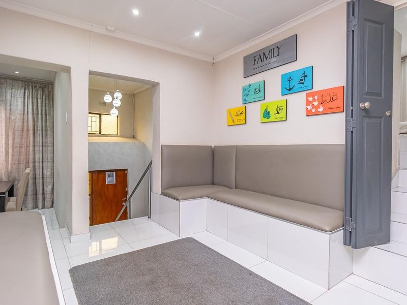 Newly Refurbished Family Home with Modern Finishes - Move-In Ready Luxury - Photo 8