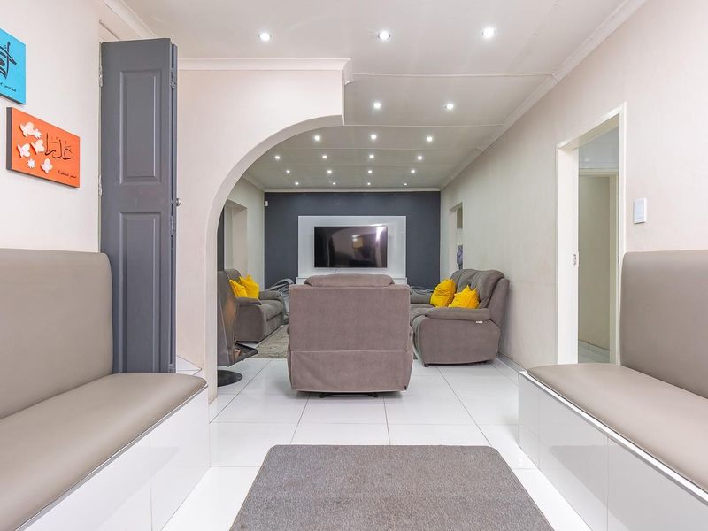 Newly Refurbished Family Home with Modern Finishes - Move-In Ready Luxury - Photo 7
