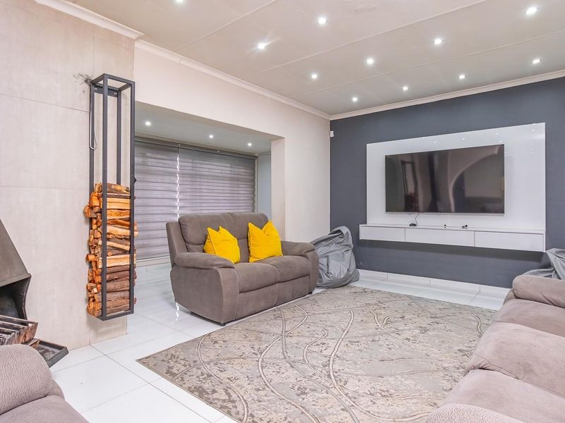 Newly Refurbished Family Home with Modern Finishes - Move-In Ready Luxury - Photo 4