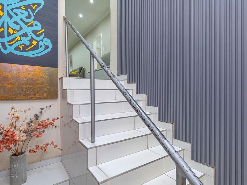 Newly Refurbished Family Home with Modern Finishes - Move-In Ready Luxury - Photo 3