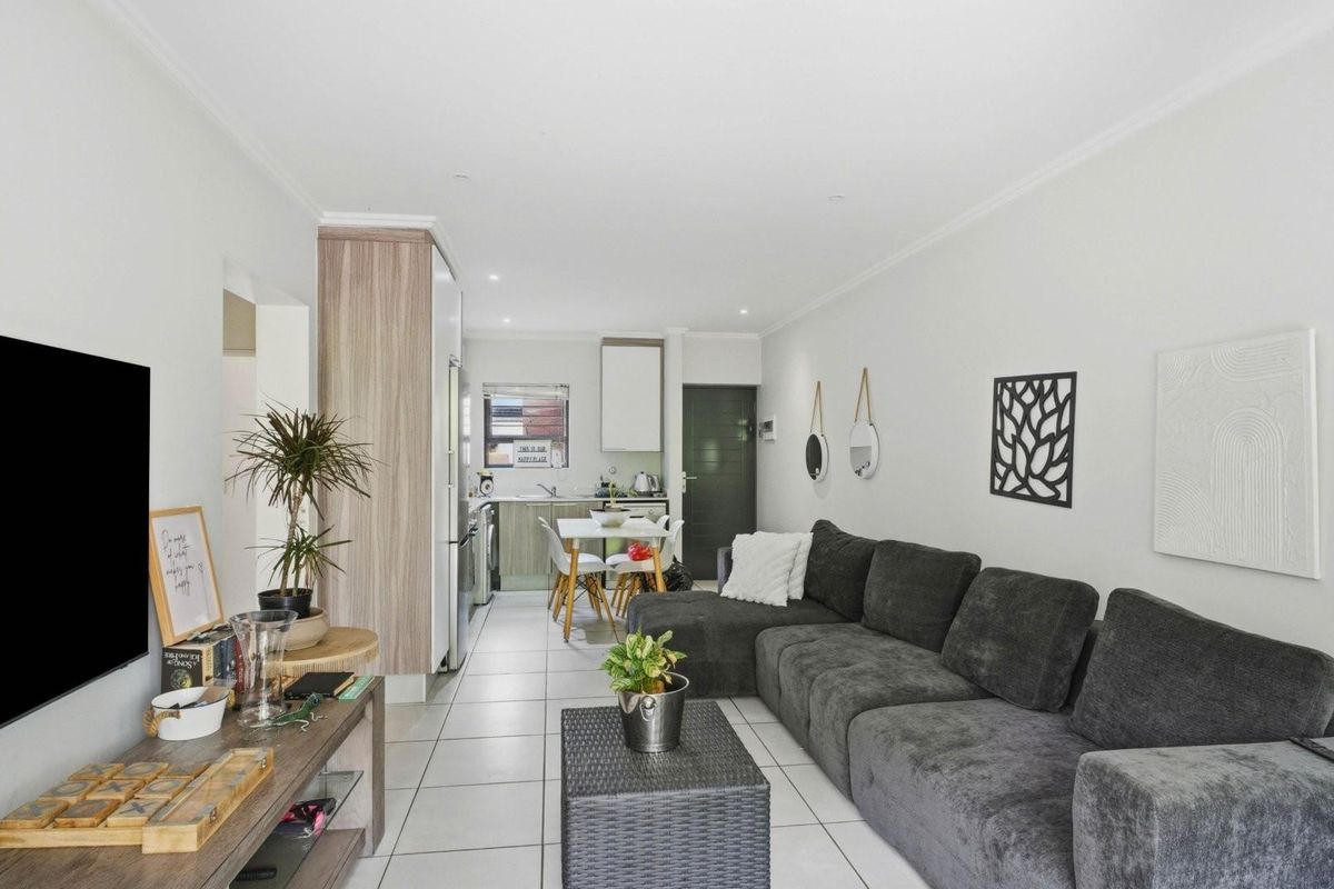 Lonehill Lifestyle: Secure, Smart Investment or Perfect Starter Home! - Photo 4