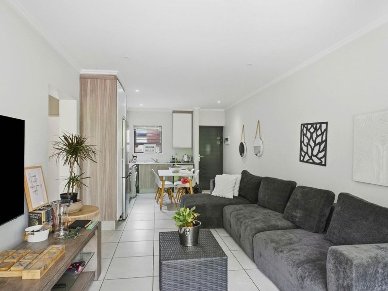 Lonehill Lifestyle: Secure, Smart Investment or Perfect Starter Home! - Photo 4