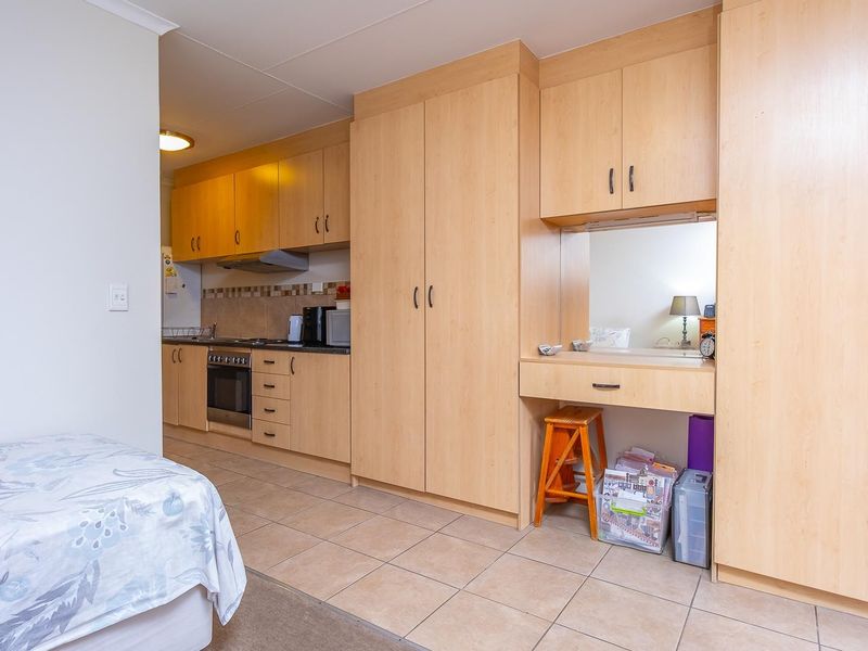 Plush Peaceful Bachelor-Pad - Photo 4