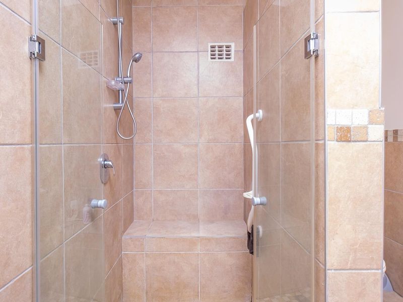 Plush Peaceful Bachelor-Pad - Photo 9