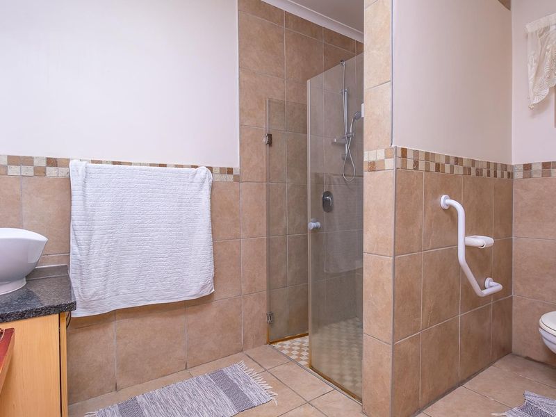 Plush Peaceful Bachelor-Pad - Photo 8