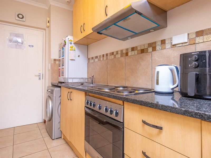 Plush Peaceful Bachelor-Pad - Photo 6