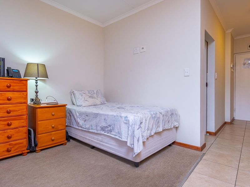 Plush Peaceful Bachelor-Pad - Photo 3