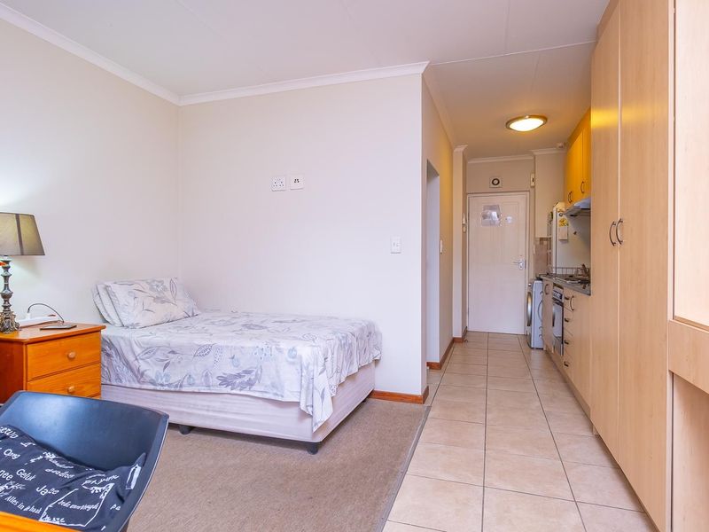 Plush Peaceful Bachelor-Pad - Photo 2