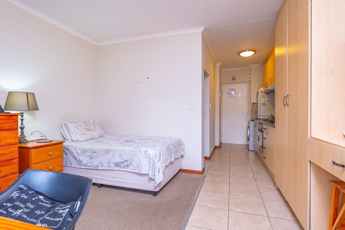 Plush Peaceful Bachelor-Pad - Photo 2