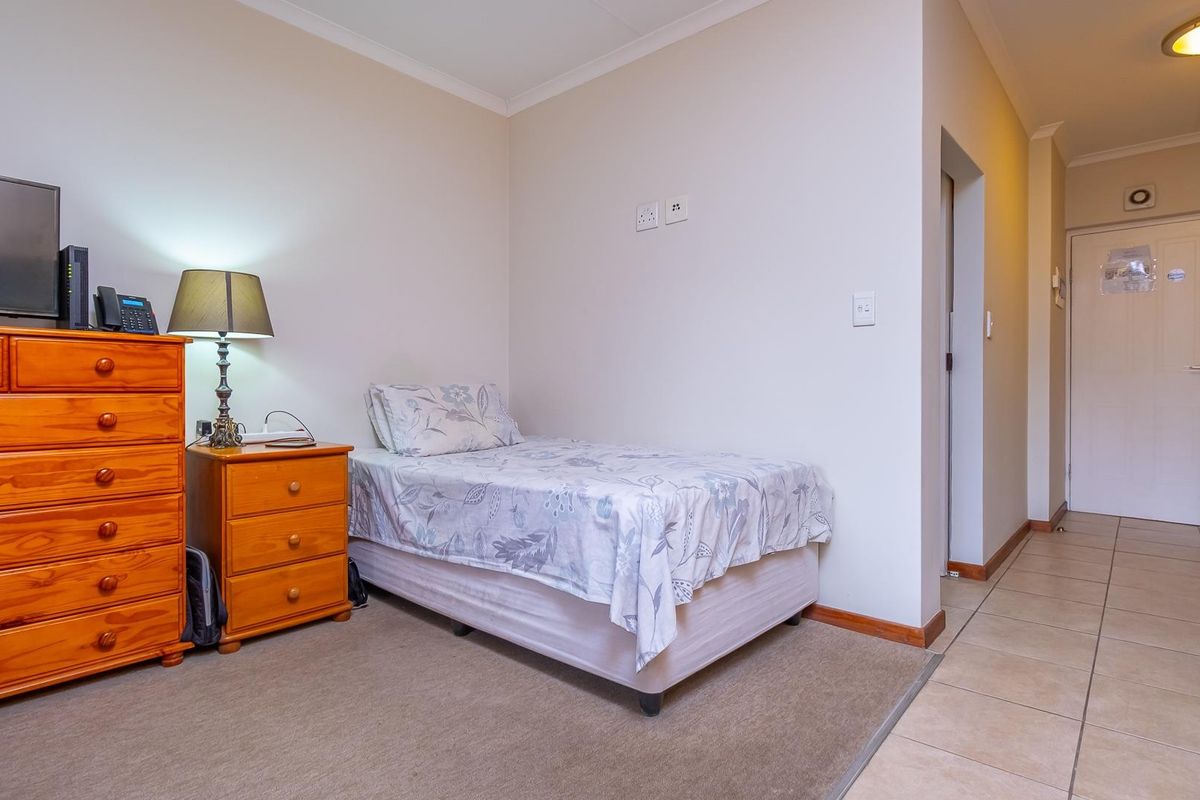 Plush Peaceful Bachelor-Pad - Photo 3