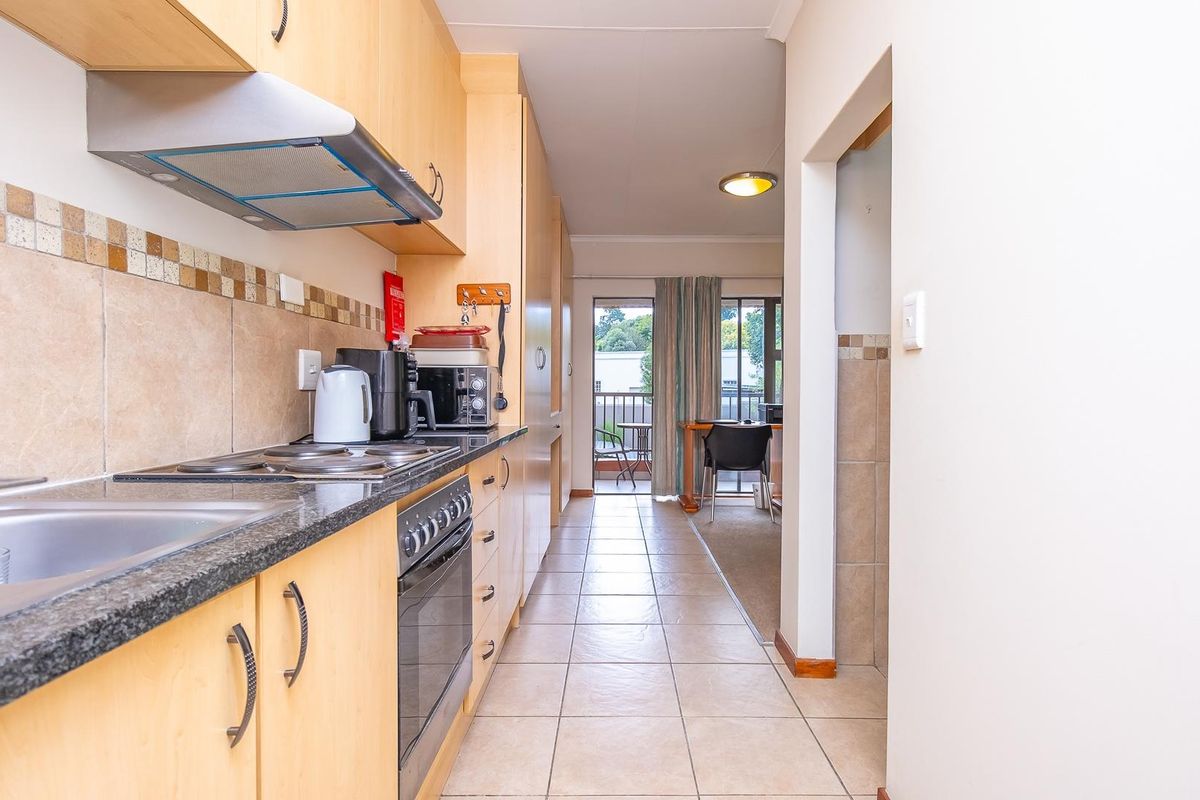 Plush Peaceful Bachelor-Pad - Photo 5