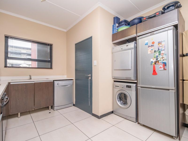 Stunning Two bed two bath apartment Priced to Sell - Photo 10