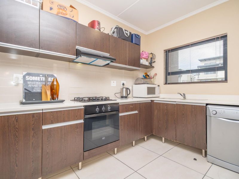 Stunning Two bed two bath apartment Priced to Sell - Photo 8