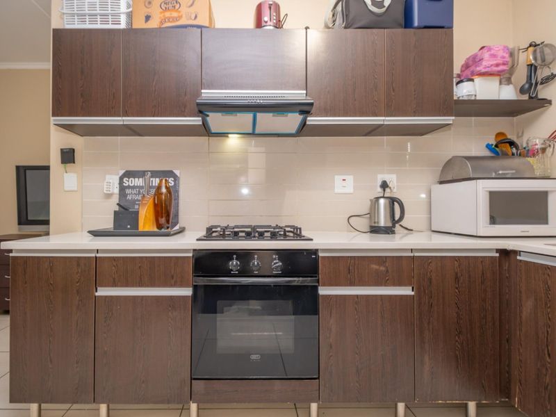 Stunning Two bed two bath apartment Priced to Sell - Photo 7