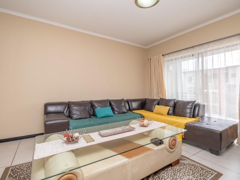 Stunning Two bed two bath apartment Priced to Sell - Photo 6