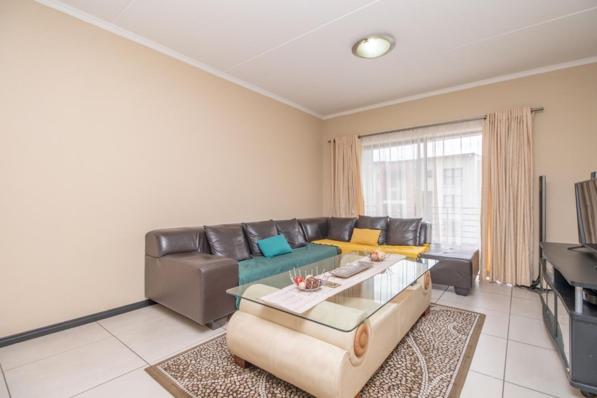 Stunning Two bed two bath apartment Priced to Sell - Photo 3