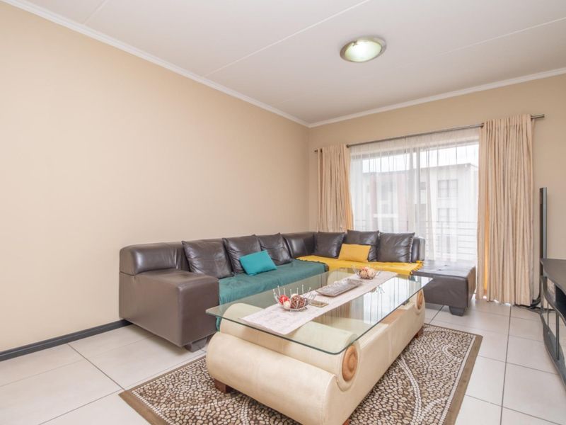 Stunning Two bed two bath apartment Priced to Sell - Photo 3