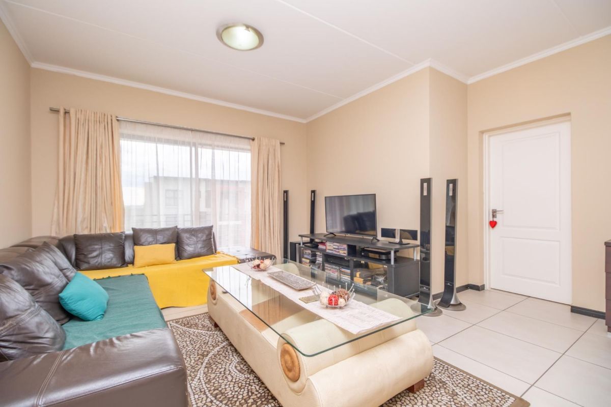 Stunning Two bed two bath apartment Priced to Sell - Photo 5