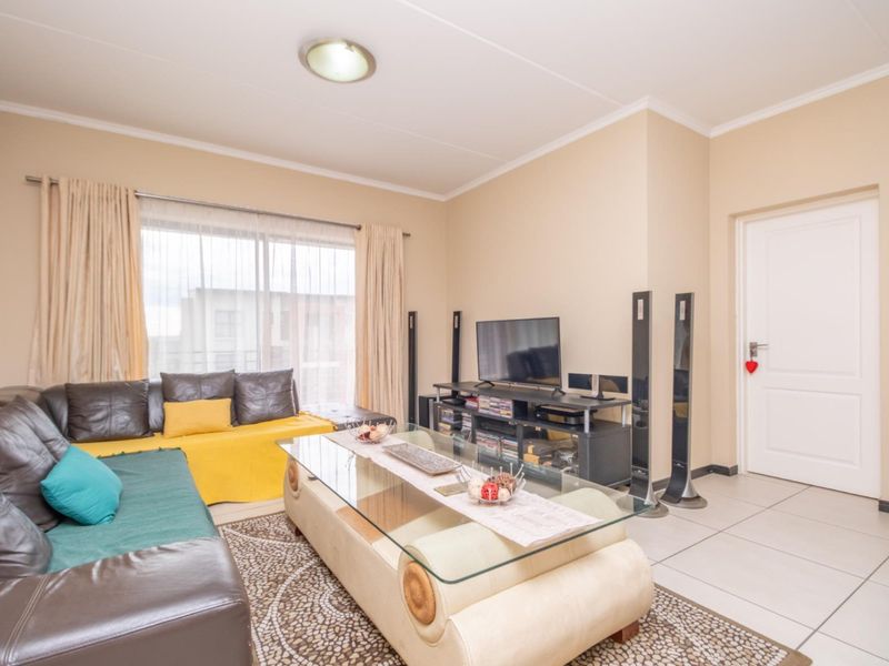 Stunning Two bed two bath apartment Priced to Sell - Photo 5