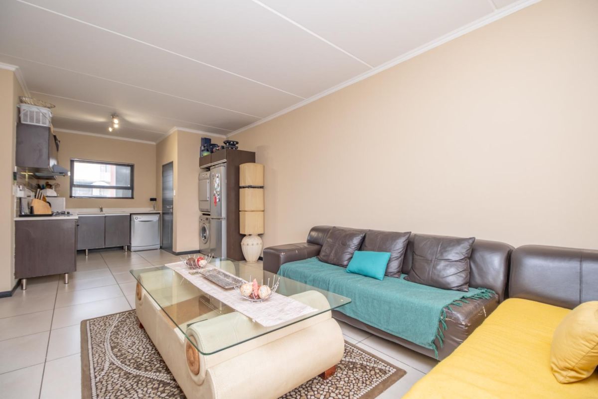 Stunning Two bed two bath apartment Priced to Sell - Photo 4