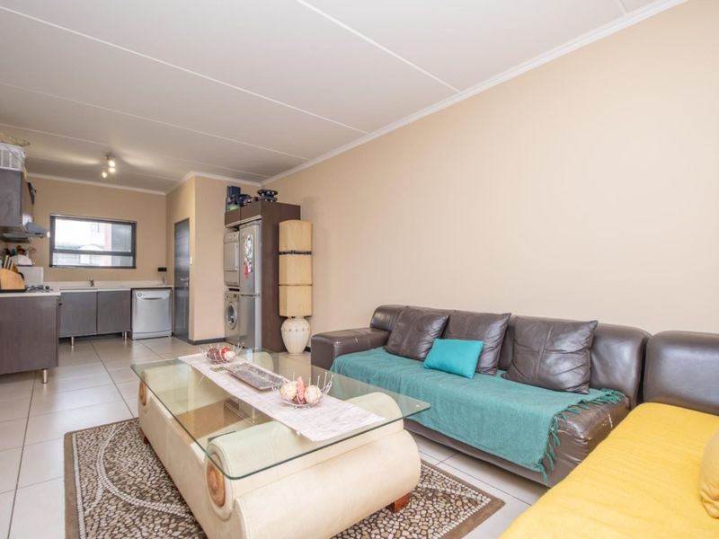 Stunning Two bed two bath apartment Priced to Sell - Photo 4