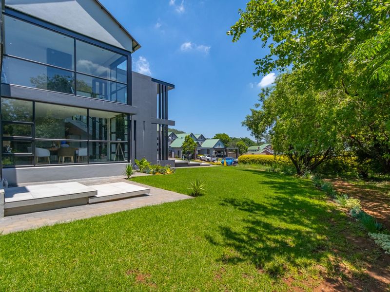 LUXURY OASIS- 5 BEDROOM ESTATE HAVEN - Photo 5