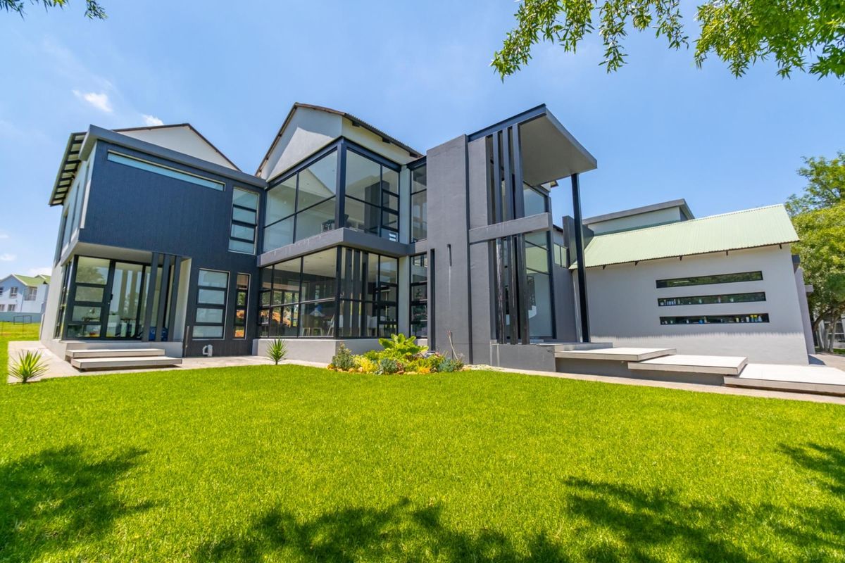 LUXURY OASIS- 5 BEDROOM ESTATE HAVEN - Photo 2