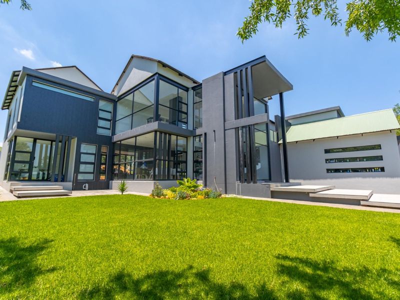 LUXURY OASIS- 5 BEDROOM ESTATE HAVEN - Photo 2