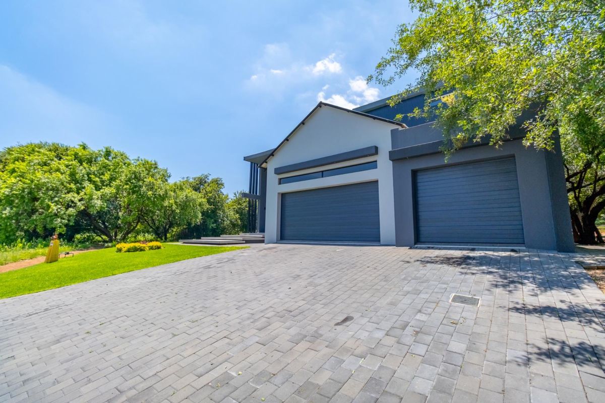 LUXURY OASIS- 5 BEDROOM ESTATE HAVEN - Photo 3