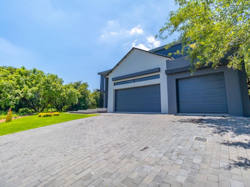 LUXURY OASIS- 5 BEDROOM ESTATE HAVEN - Photo 3