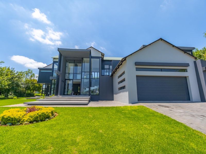 LUXURY OASIS- 5 BEDROOM ESTATE HAVEN - Photo 4