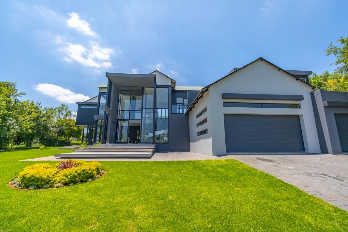 LUXURY OASIS- 5 BEDROOM ESTATE HAVEN - Photo 4