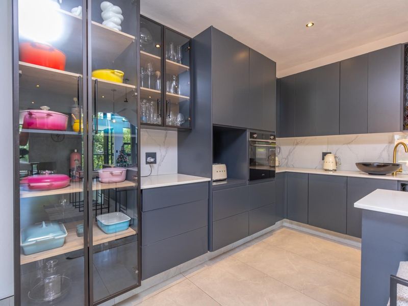 LUXURY OASIS- 5 BEDROOM ESTATE HAVEN - Photo 8