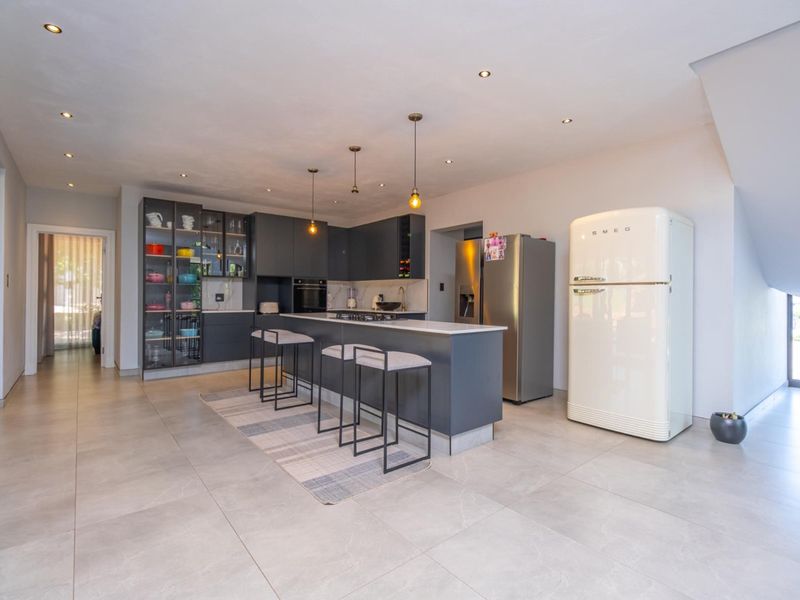 LUXURY OASIS- 5 BEDROOM ESTATE HAVEN - Photo 7