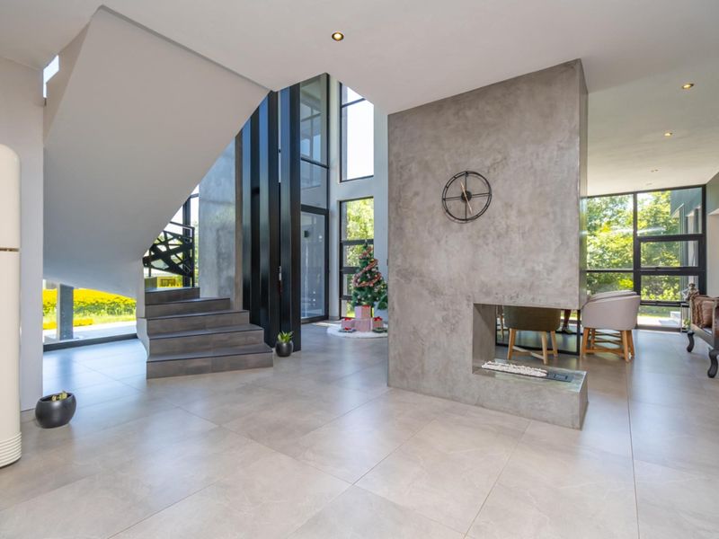 LUXURY OASIS- 5 BEDROOM ESTATE HAVEN - Photo 6