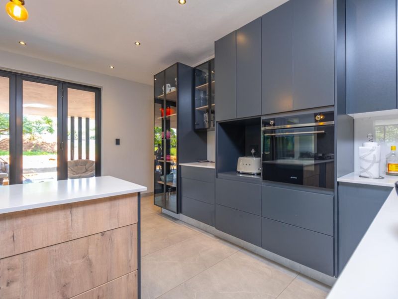 LUXURY OASIS- 5 BEDROOM ESTATE HAVEN - Photo 10