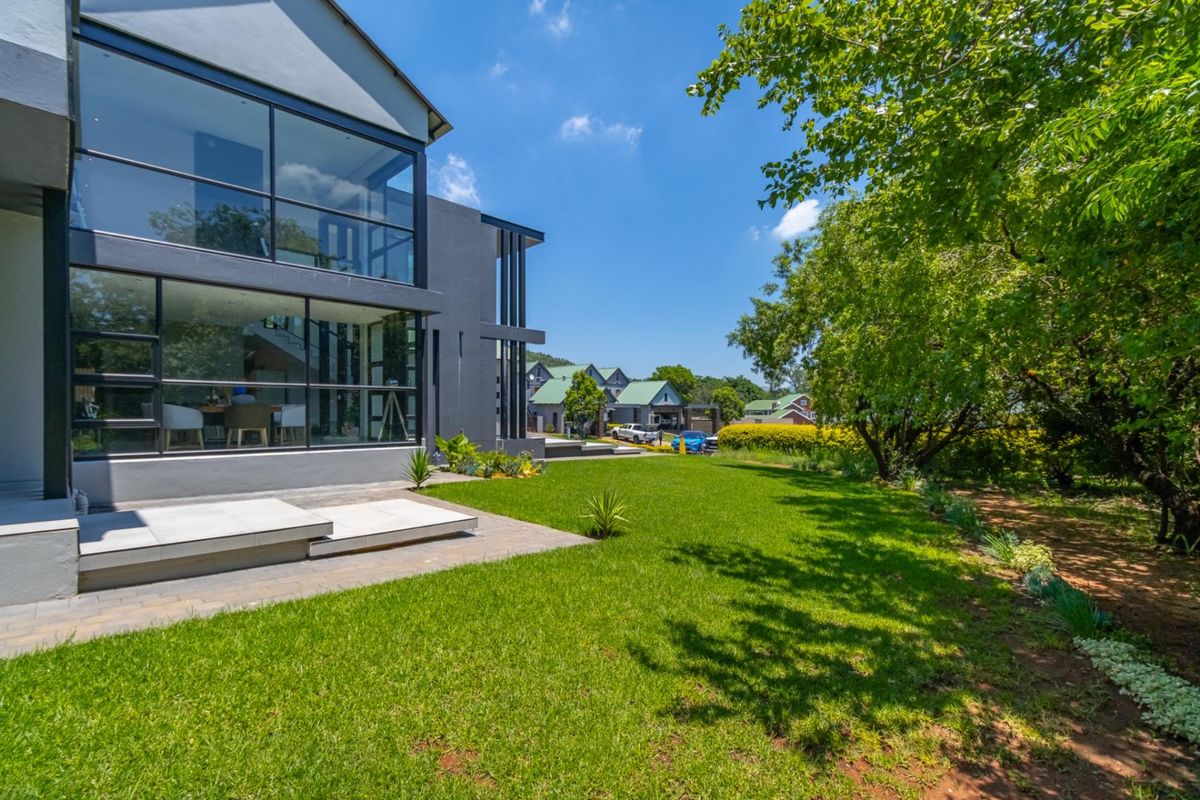 LUXURY OASIS- 5 BEDROOM ESTATE HAVEN - Photo 5