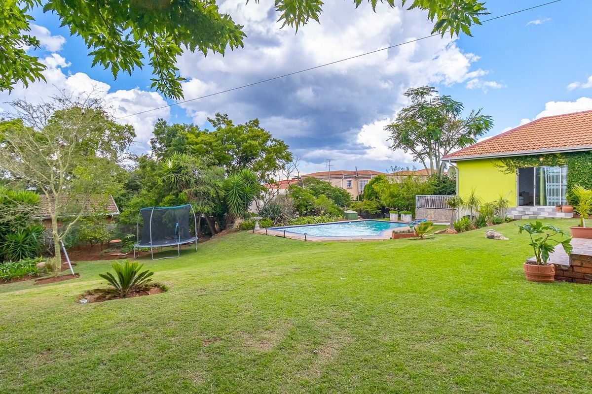 Family home with separate fully functional cottage - Photo 3