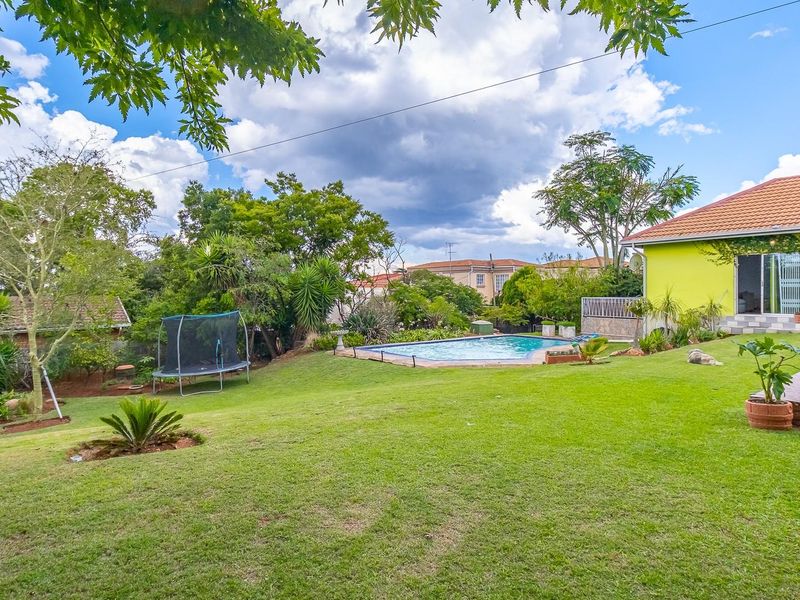 Family home with separate fully functional cottage - Photo 3