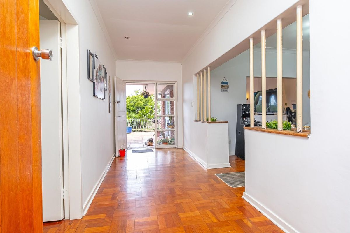 Family home with separate fully functional cottage - Photo 5