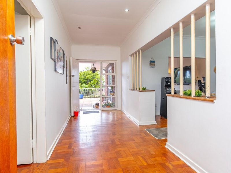 Family home with separate fully functional cottage - Photo 5