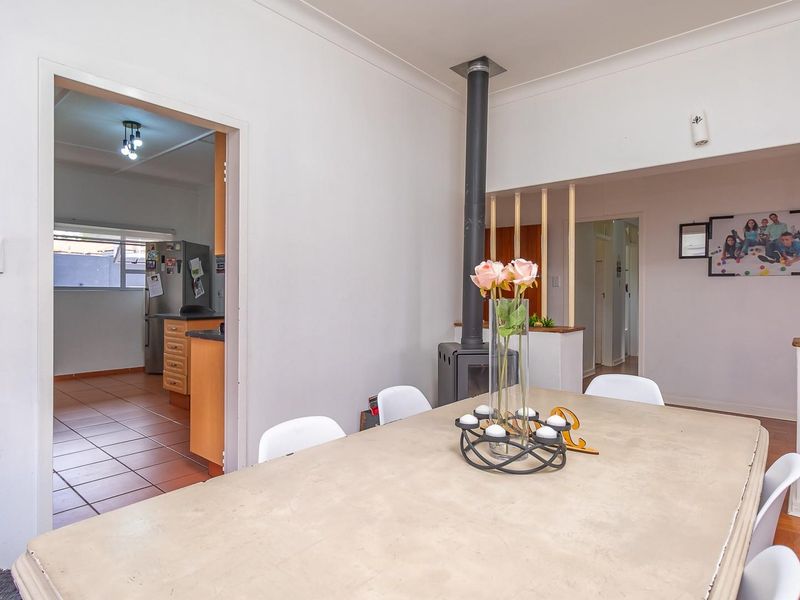 Family home with separate fully functional cottage - Photo 10