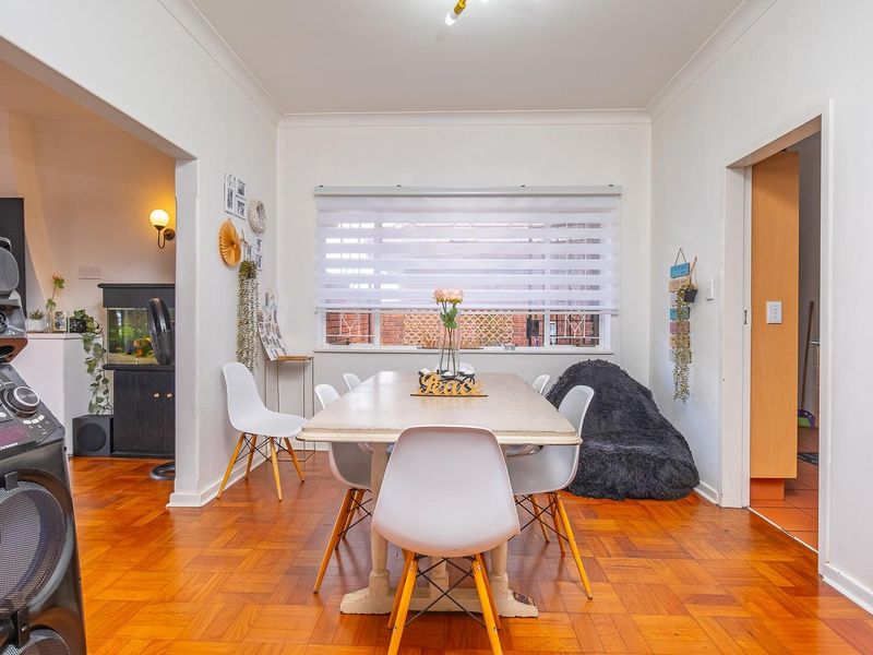 Family home with separate fully functional cottage - Photo 9