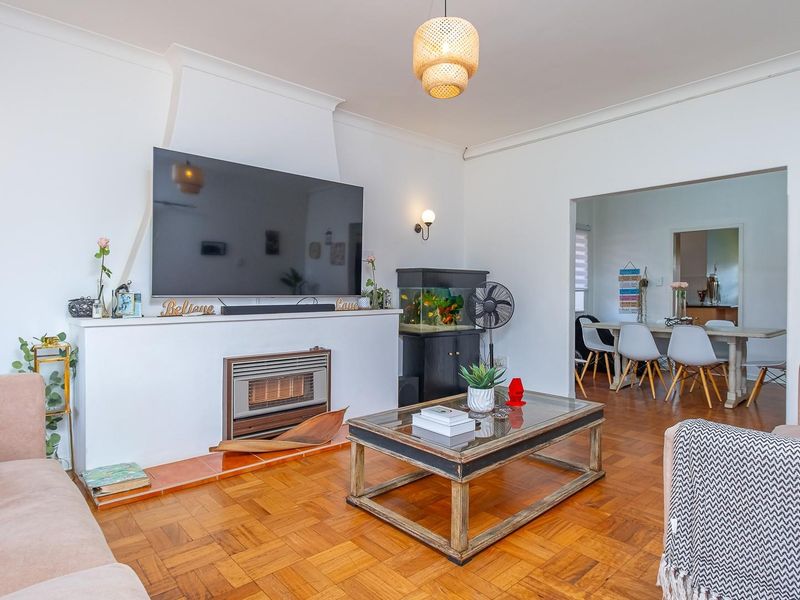 Family home with separate fully functional cottage - Photo 8