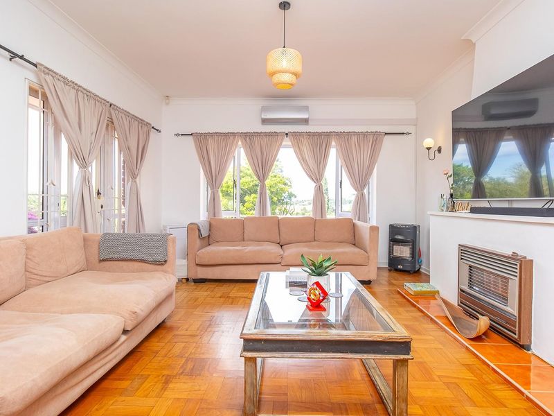 Family home with separate fully functional cottage - Photo 7