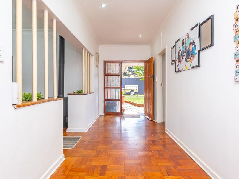 Family home with separate fully functional cottage - Photo 6